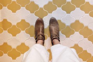An image wavy patterned tile floor in white and yellow.